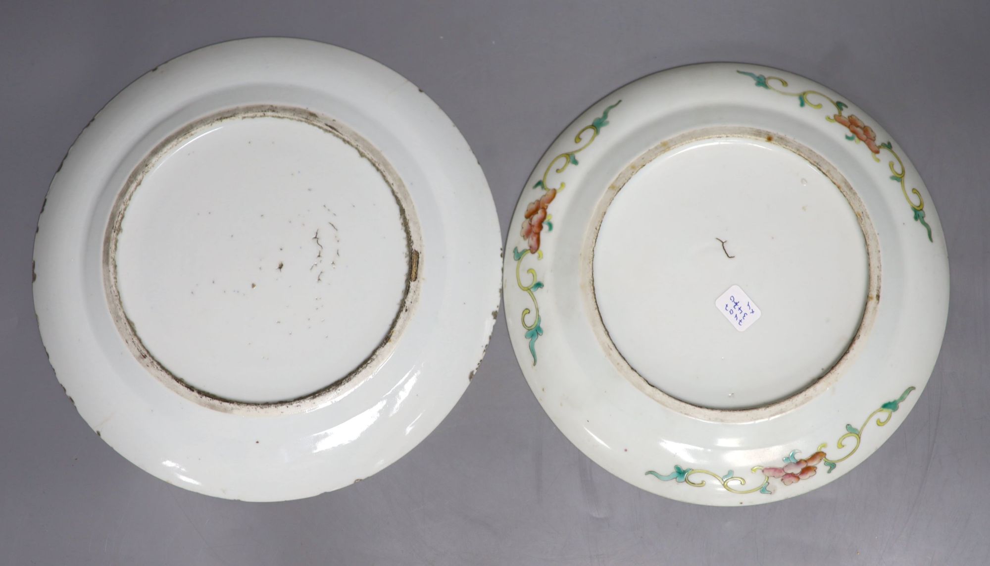 A Chinese famille rose dish and a blue and white dish, largest diameter 26cm